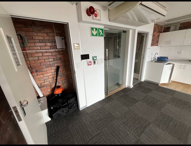 92M² OFFICE TO LET IN GREEN POINT